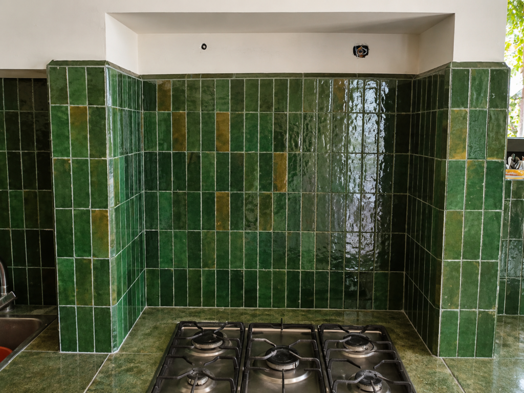 Crédence et murs revêtus de carreaux verts brillants