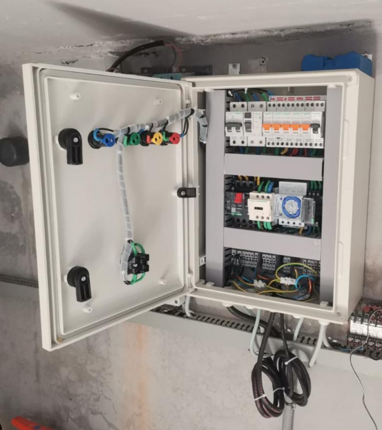 Armoire électrique ouverte avec équipements de commande
