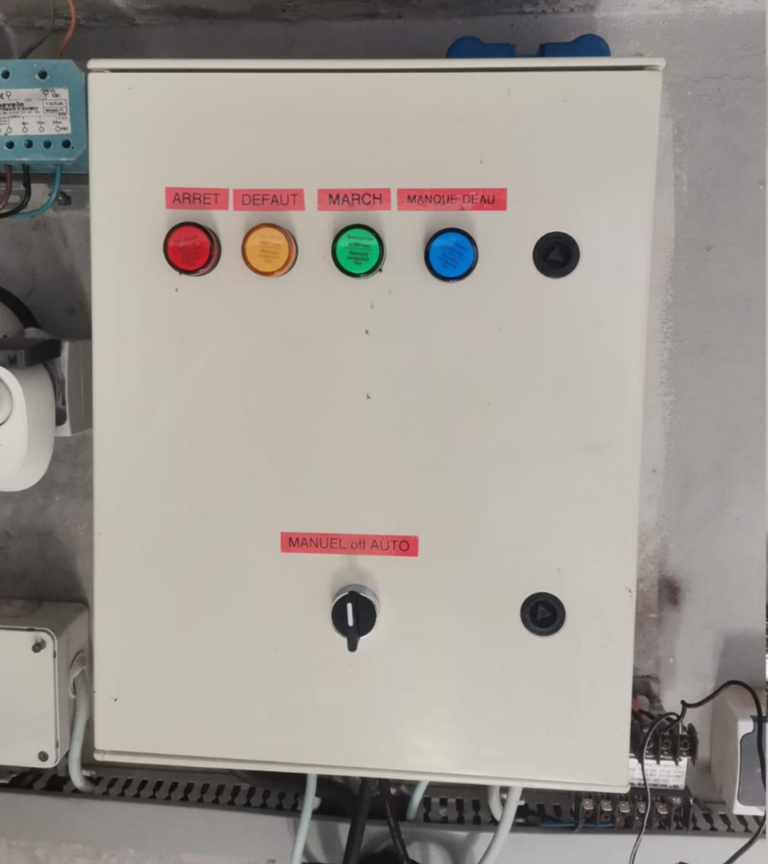 Interface d’une armoire électrique avec voyants et sélecteur